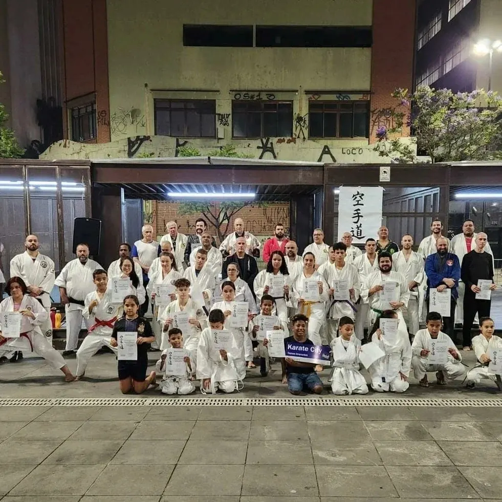 Ginásio cheio de karatecas
