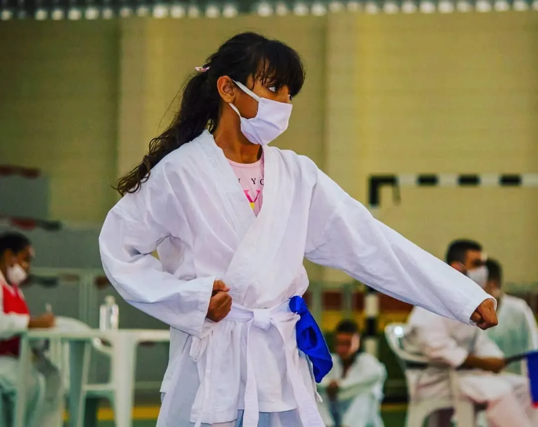 Menina executando kata