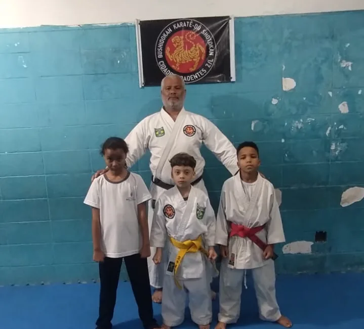 Professor Eugênio com alunos