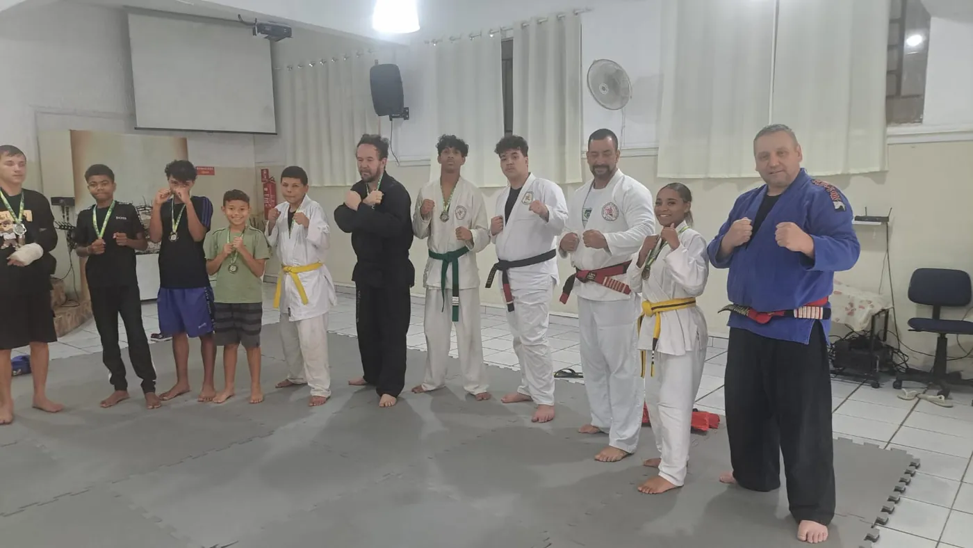 Alunos medalhistas com os professores