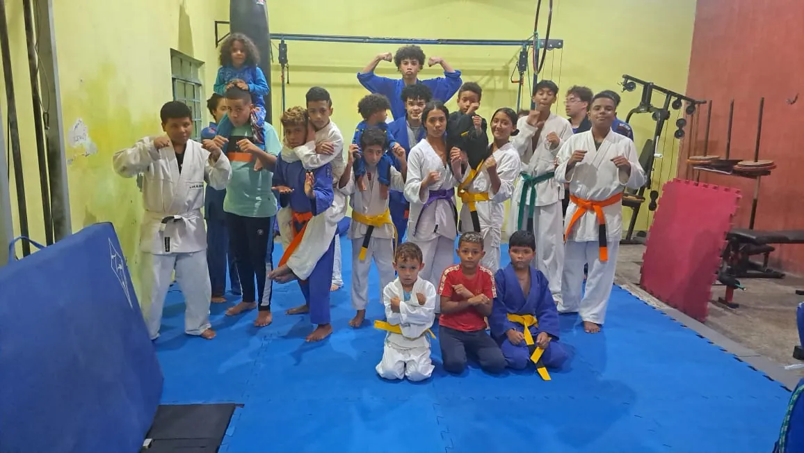Turma do projeto no tatame