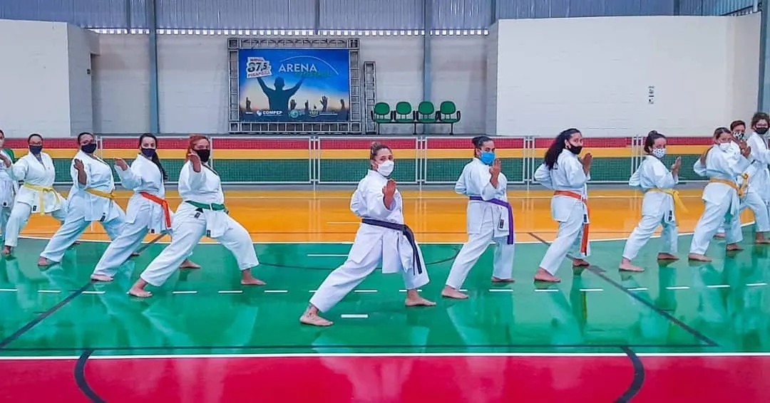 Oficina recreativa de kata com crianças
