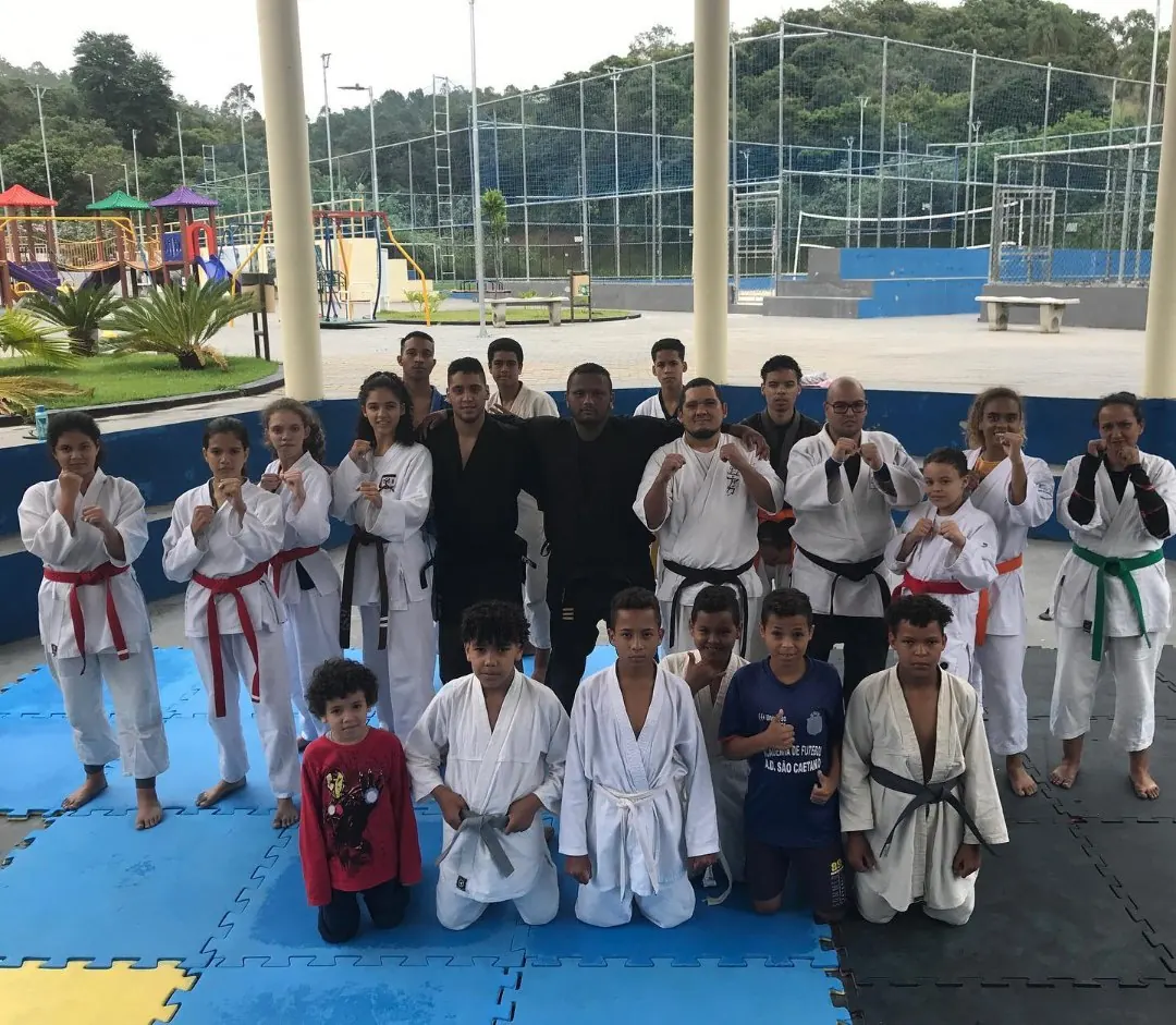 Turma de crianças em projeto social